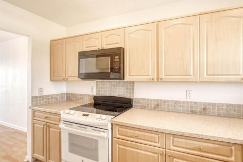 Condo in New Port Richey, Florida, 2 bedrooms № 2109177 - photo 10
