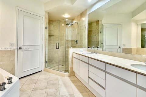 Condominio en alquiler en Miami, Florida, 3 dormitorios, 233.18 m2 № 2010659 - foto 16