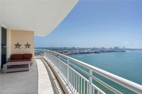 Condominio en alquiler en Miami, Florida, 3 dormitorios, 233.18 m2 № 2010659 - foto 2
