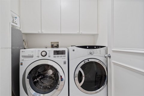 Condominio en alquiler en Miami, Florida, 3 dormitorios, 233.18 m2 № 2010659 - foto 23