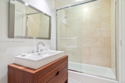 Condominio en alquiler en Miami, Florida, 3 dormitorios, 233.18 m2 № 2010659 - foto 22