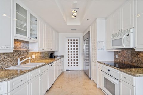 Condominio en alquiler en Miami, Florida, 3 dormitorios, 233.18 m2 № 2010659 - foto 12