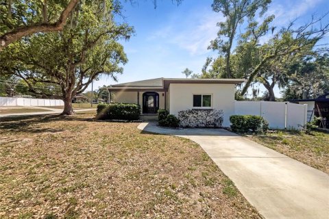 House in Groveland, Florida 4 bedrooms, 199.18 sq.m. № 1637691 - photo 1