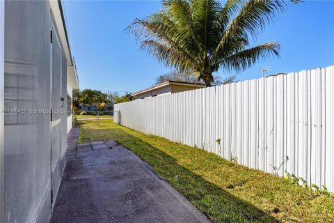 House in Cutler Bay, Florida 3 bedrooms, 145.02 sq.m. № 2033558 - photo 30