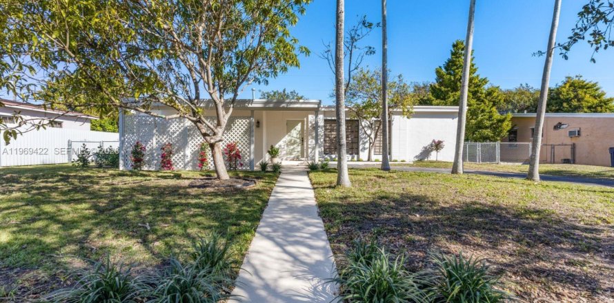 House in Cutler Bay, Florida 3 bedrooms, 145.02 sq.m. № 2033558