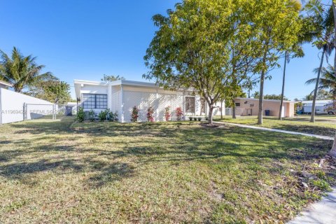 House in Cutler Bay, Florida 3 bedrooms, 145.02 sq.m. № 2033558 - photo 2