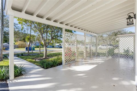 House in Cutler Bay, Florida 3 bedrooms, 145.02 sq.m. № 2033558 - photo 8