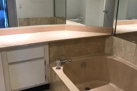 Condo in Miami, Florida, 1 bedroom  № 2053454 - photo 16