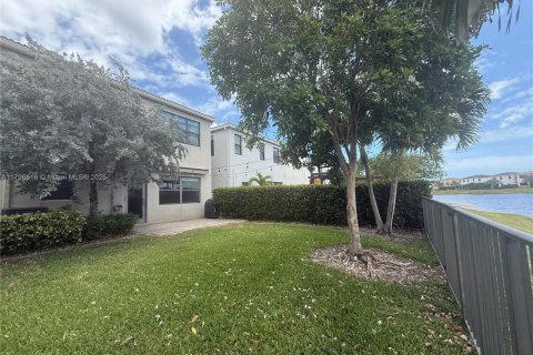 Villa ou maison à vendre à Miami, Floride: 4 chambres, 206.52 m2 № 1738108 - photo 16