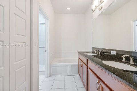 Villa ou maison à vendre à Miami, Floride: 4 chambres, 206.52 m2 № 1738108 - photo 11