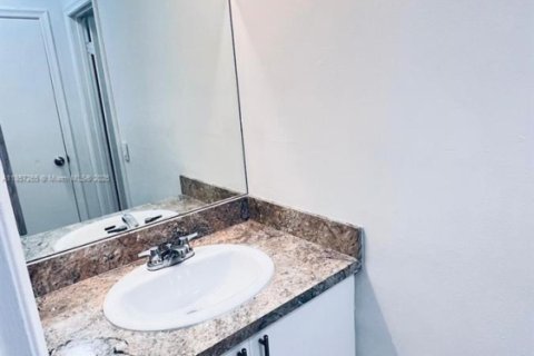 Townhouse in Lauderhill, Florida 2 bedrooms, 94.76 sq.m. № 1890417 - photo 12