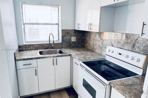 Townhouse in Lauderhill, Florida 2 bedrooms, 94.76 sq.m. № 1890417 - photo 5