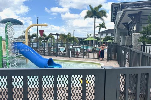 Townhouse in Miami Lakes, Florida 3 bedrooms, 137.12 sq.m. № 2006292 - photo 25