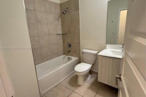 Townhouse in Miami Lakes, Florida 3 bedrooms, 137.12 sq.m. № 2006292 - photo 21