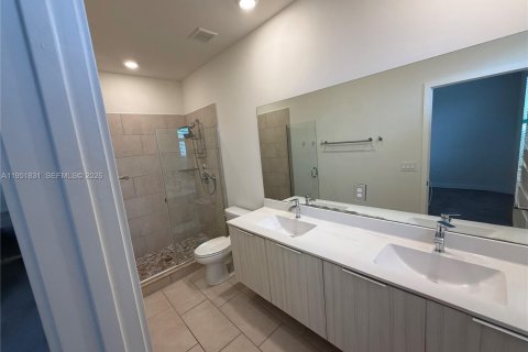 Townhouse in Miami Lakes, Florida 3 bedrooms, 137.12 sq.m. № 2006292 - photo 16