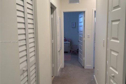 Townhouse in Miami Lakes, Florida 3 bedrooms, 137.12 sq.m. № 2006292 - photo 15