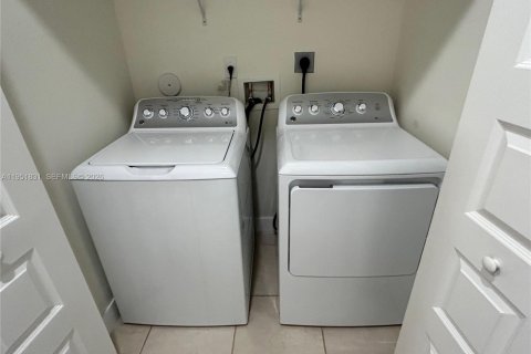 Townhouse in Miami Lakes, Florida 3 bedrooms, 137.12 sq.m. № 2006292 - photo 27