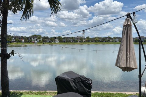 Townhouse in Miami Lakes, Florida 3 bedrooms, 137.12 sq.m. № 2006292 - photo 3