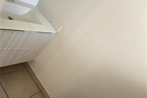 Townhouse in Miami Lakes, Florida 3 bedrooms, 137.12 sq.m. № 2006292 - photo 30