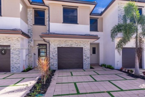 Townhouse in Miami Lakes, Florida 3 bedrooms, 137.12 sq.m. № 2006292 - photo 5