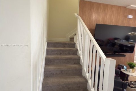 Townhouse in Miami Lakes, Florida 3 bedrooms, 137.12 sq.m. № 2006292 - photo 14