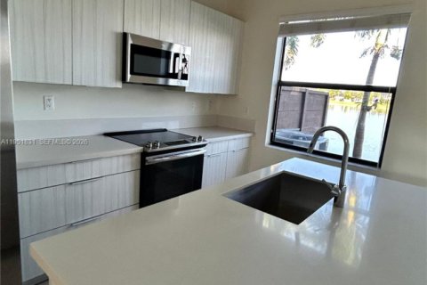 Townhouse in Miami Lakes, Florida 3 bedrooms, 137.12 sq.m. № 2006292 - photo 9