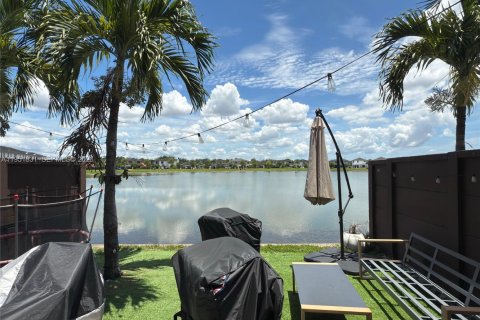 Townhouse in Miami Lakes, Florida 3 bedrooms, 137.12 sq.m. № 2006292 - photo 4