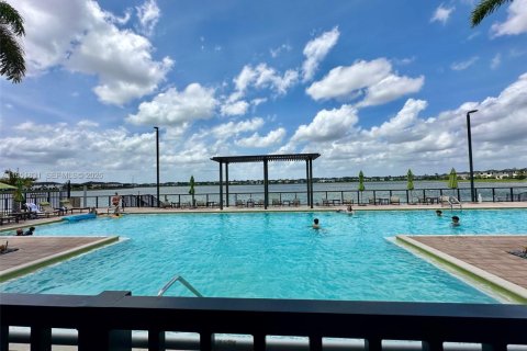 Townhouse in Miami Lakes, Florida 3 bedrooms, 137.12 sq.m. № 2006292 - photo 1