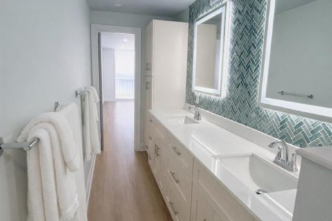 Condo in Hollywood, Florida, 1 bedroom  № 2247953 - photo 13