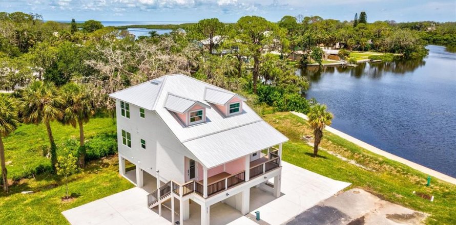 House in New Port Richey, Florida 2 bedrooms, 65.59 sq.m. № 1808518