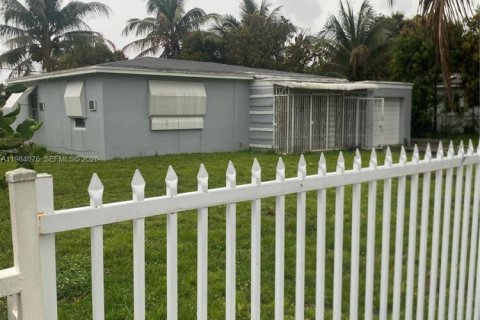 House in Miami, Florida 4 bedrooms, 98.48 sq.m. № 2046736