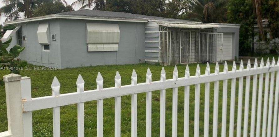 House in Miami, Florida 4 bedrooms, 98.48 sq.m. № 2046736