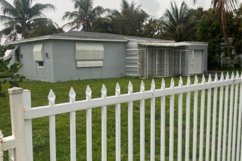 House in Miami, Florida 4 bedrooms, 98.48 sq.m. № 2046736 - photo 2