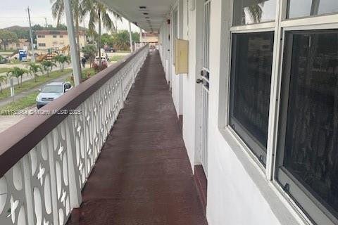 Condo in Miami Gardens, Florida, 1 bedroom  № 1763971 - photo 1