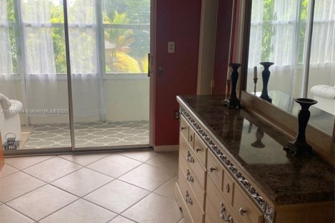 Condo in Miami Gardens, Florida, 1 bedroom  № 1763971 - photo 9