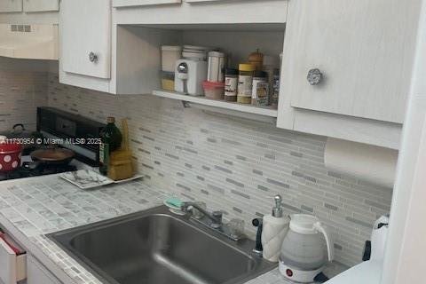Condo in Miami Gardens, Florida, 1 bedroom  № 1763971 - photo 5