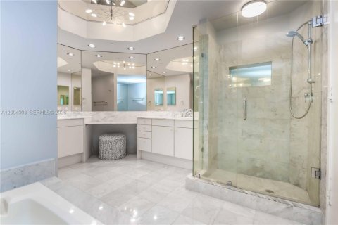 Condo in Aventura, Florida, 2 bedrooms № 2074990 - photo 9