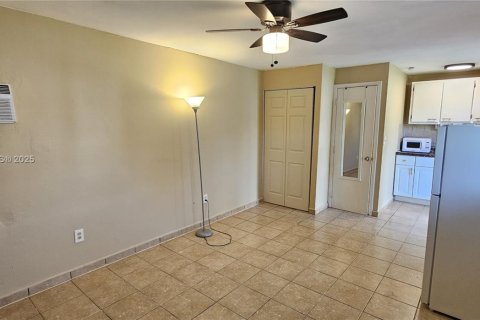 Appartement à louer à Hollywood, Floride: 37.16 m2 № 1882629 - photo 2