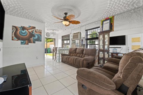 Casa en venta en Miami, Florida, 3 dormitorios, 80.64 m2 № 1967870 - foto 7