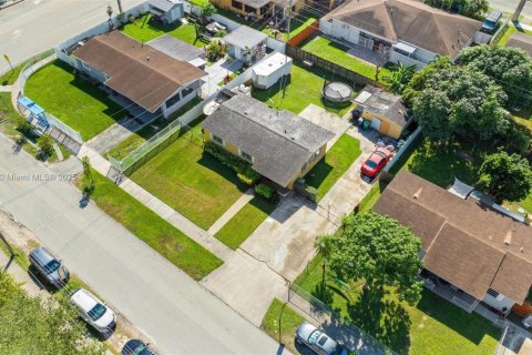 Casa en venta en Miami, Florida, 3 dormitorios, 80.64 m2 № 1967870 - foto 4