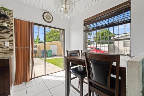Casa en venta en Miami, Florida, 3 dormitorios, 80.64 m2 № 1967870 - foto 14