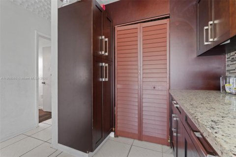 Casa en venta en Miami, Florida, 3 dormitorios, 80.64 m2 № 1967870 - foto 12