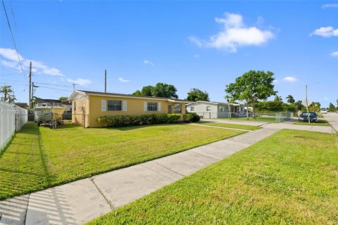 Casa en venta en Miami, Florida, 3 dormitorios, 80.64 m2 № 1967870 - foto 2