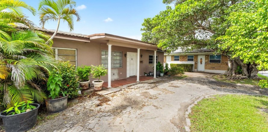 Commercial property in Miami Springs, Florida 338.63 sq.m. № 1928066