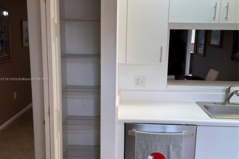 Купить кондоминиум в Пемброк-Пайнс, Флорида 1 спальня, 95.97м2, № 1966894 - фото 11