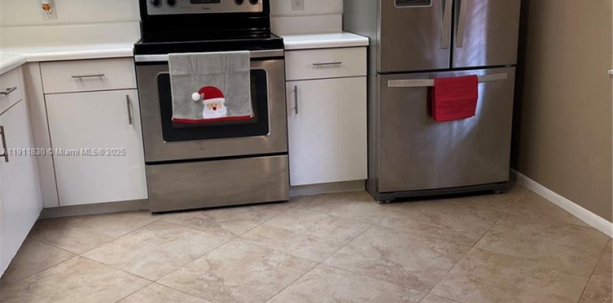 Кондоминиум с 1 спальней в Пемброк-Пайнс, Флорида № 1966894