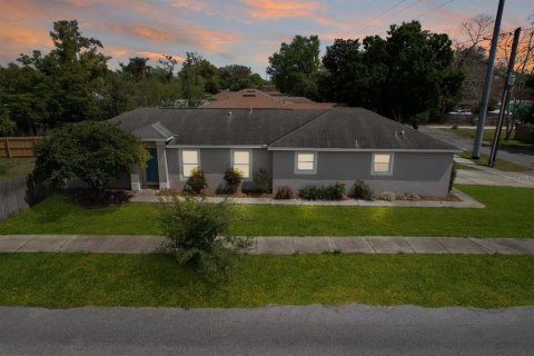 House in Orlando, Florida 3 bedrooms, 139.82 sq.m. № 1637996 - photo 1