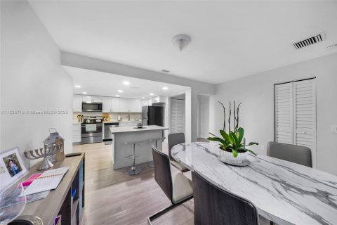 Touwnhouse à vendre à Hialeah, Floride: 2 chambres, 189.43 m2 № 1960981 - photo 12