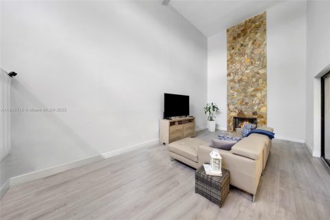 Touwnhouse à vendre à Hialeah, Floride: 2 chambres, 189.43 m2 № 1960981 - photo 7