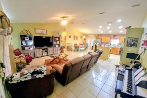 Villa ou maison à vendre à Moore Haven, Floride: 4 chambres, 181.35 m2 № 2248482 - photo 2